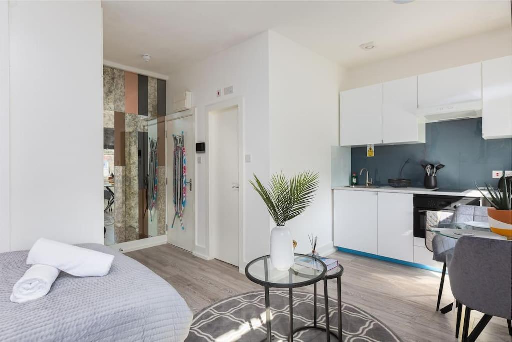 Studio Apt, 8 Min Walk From Tube 3 Лондон Экстерьер фото
